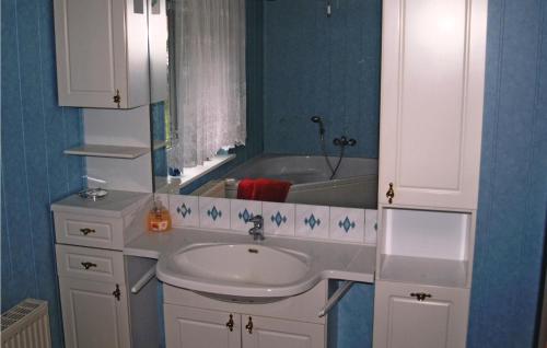 a bathroom with a sink and a bath tub at 3 Bedroom Cozy Home In Lbbenau-gross Beuchow in Lübbenau