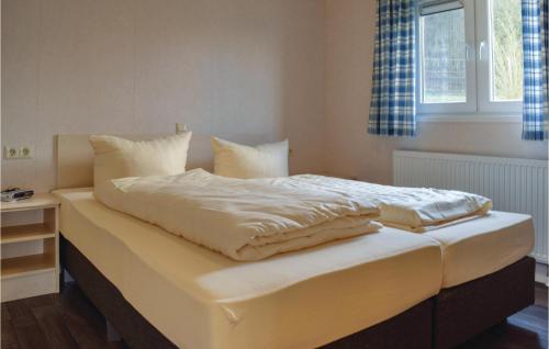 Säng eller sängar i ett rum på 2 Bedroom Gorgeous Home In Riol An Der Mosel