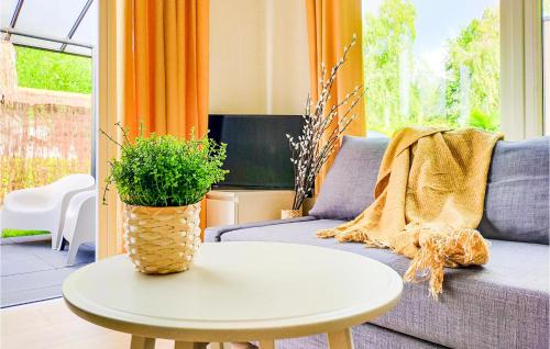 Χώρος καθιστικού στο Awesome Home In Heinkenszand With Wifi