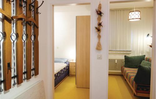 ザンクト・アンドレーアスベルクにあるStunning Apartment In St, Andreasberg With 2 Bedroomsのベッドルーム1室(ベッド1台、ソファ付)