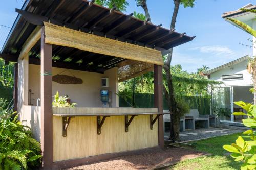 a pergola with a bench in a yard at Villa Sarakkuwa in Pamunugama