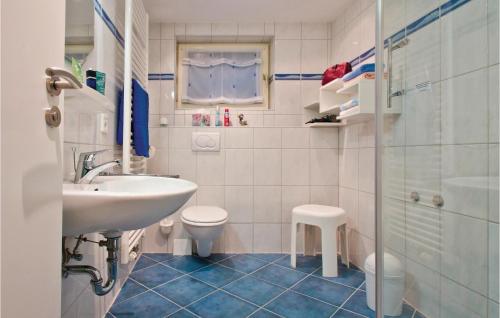 ein Bad mit einem Waschbecken und einem WC in der Unterkunft 2 Bedroom Lovely Apartment In Bad Peterstal-griesb, in Bad Griesbach