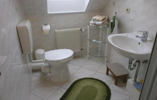 małą łazienkę z toaletą i umywalką w obiekcie Awesome Apartment In Elmenhorst-lichtenhag, With Kitchenette w mieście Elmenhorst