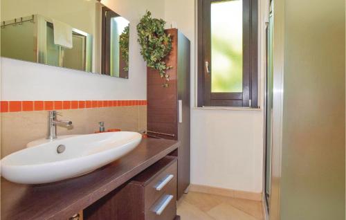 Bagno di Stunning Home In Scicli Rg With Private Swimming Pool, Can Be Inside Or Outside