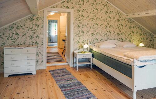 En eller flere senger på et rom på Beautiful Home In Vrnamo With Wifi