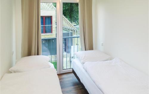Postel nebo postele na pokoji v ubytování Amazing Home In Kuhlen Wendorf With Kitchen