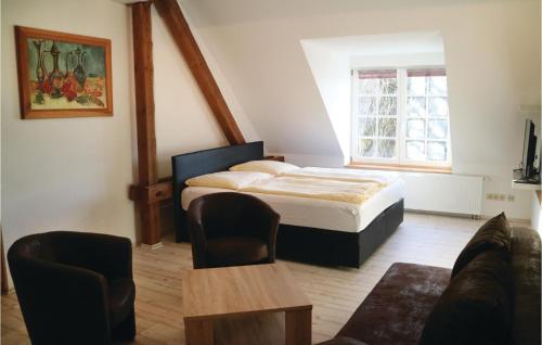 ein Schlafzimmer mit einem Bett, einem Sofa und einem Fenster in der Unterkunft Stunning Apartment In Thulendorf-sagerheide With 2 Bedrooms in Klein Lüsewitz