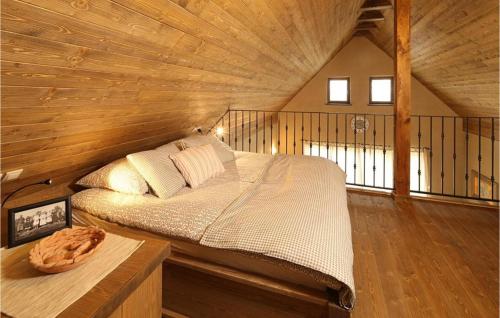 Postel nebo postele na pokoji v ubytování Beautiful Home In Moravske Toplice With Outdoor Swimming Pool