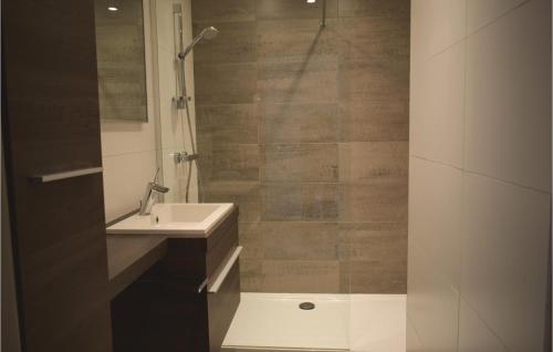オーステンデにあるQuirinal - Ref 77のバスルーム(洗面台、ガラス張りのシャワー付)
