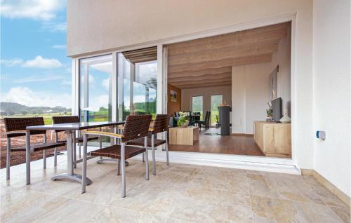 ein Esszimmer mit Tisch und Stühlen in der Unterkunft Ferienhaus 1 Wolfschlucht in Gondenbrett