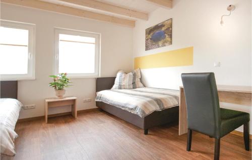 1 dormitorio con cama, escritorio y silla en Ferienhaus 1 Wolfschlucht, en Gondenbrett