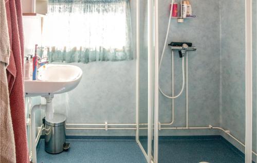 ein Bad mit einer Dusche und einem Waschbecken in der Unterkunft 2 Bedroom Beautiful Home In Trysil in Trysil
