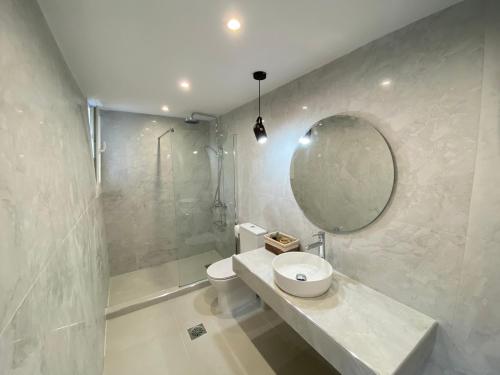uma casa de banho com um lavatório, um WC e um espelho. em Alexander studio em Spartià