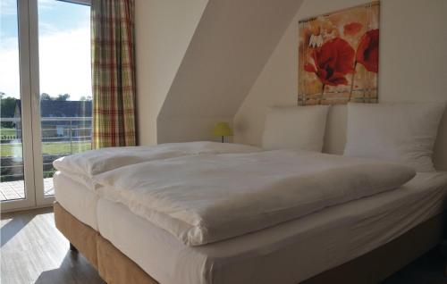 um quarto com uma grande cama branca e uma janela em Fewo Schloss Schwerin em Kaschow