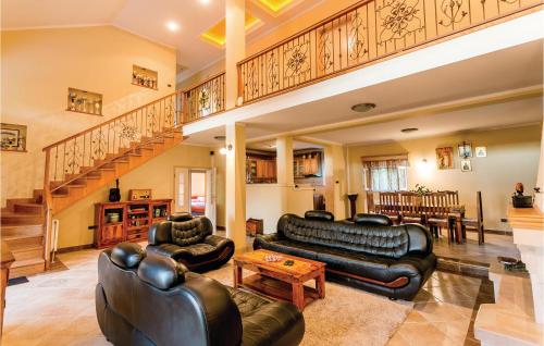 ein Wohnzimmer mit Ledermöbeln und einer Treppe in der Unterkunft Pet Friendly Apartment In Herceg Novi in Herceg-Novi