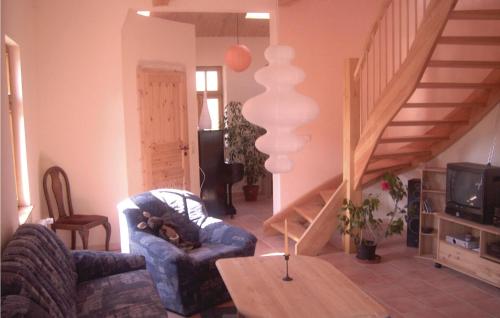 un soggiorno con un divano e un tavolo di 2 Bedroom Cozy Home In Dautphetal a Amelose