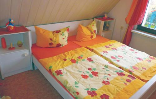Säng eller sängar i ett rum på Stunning Home In Sundhagen Ot Tremt With 2 Bedrooms And Wifi