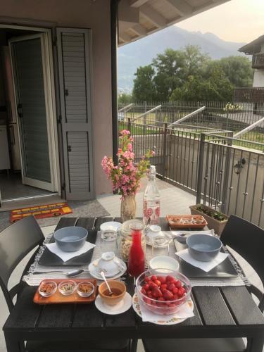 una mesa con platos y tazones de comida. en Villa Kate, en Aosta