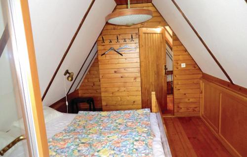 Kleines Zimmer mit einem Bett im Dachgeschoss in der Unterkunft Ferienhaus Hauptstrasse A in Auerbach