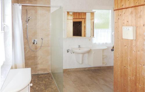 ein Bad mit einem WC, einem Waschbecken und einer Dusche in der Unterkunft Ferienhaus Am Feldrain R in Stralsund