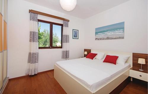 Posteľ alebo postele v izbe v ubytovaní Stunning Home In Sucuraj With Kitchen