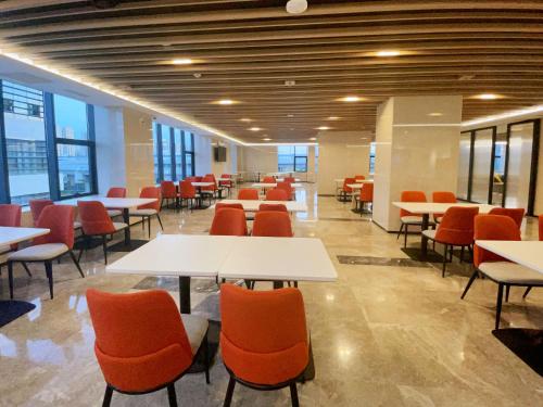 A restaurant or other place to eat at Holiday Inn Express Hohhot East Station, an IHG Hotel