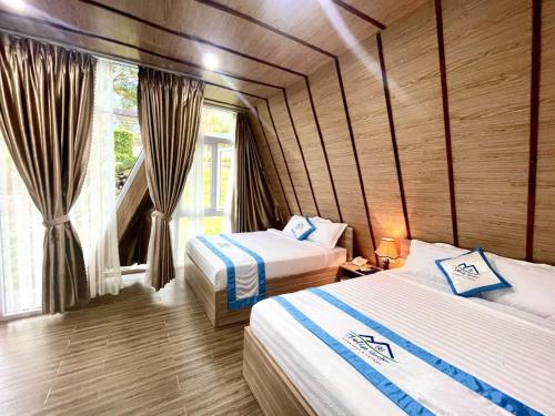 Postel nebo postele na pokoji v ubytování Homestay Tulip Garden Bảo Lộc