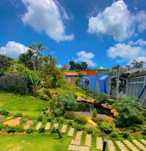 a garden with a pond in a yard at Homestay Tulip Garden Bảo Lộc in Bao Loc