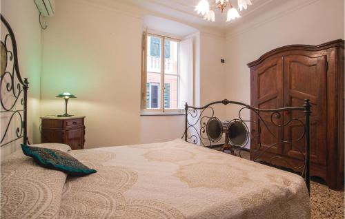 een slaapkamer met een groot bed en een houten kast bij Casa Del Poeta in Genua