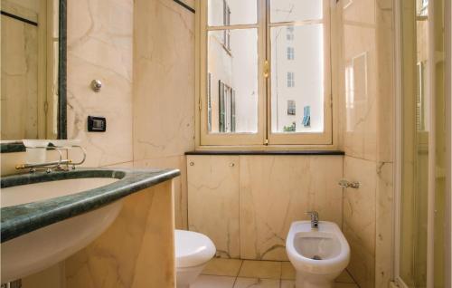 ジェノヴァにあるCasa Del Poetaのバスルーム(洗面台、トイレ付)、窓が備わります。