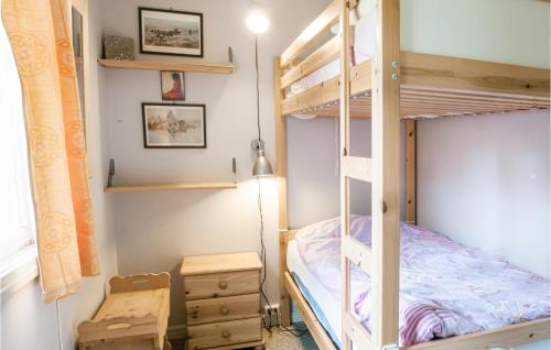 Łóżko lub łóżka piętrowe w pokoju w obiekcie Amazing Home In Tufsingdalen With Wifi