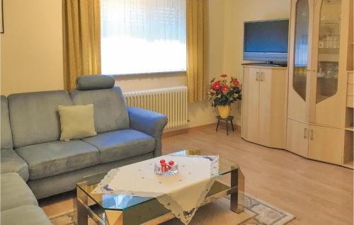 ein Wohnzimmer mit einem Sofa und einem Couchtisch in der Unterkunft Awesome Apartment In Rodershausen With Wifi in Rodershausen