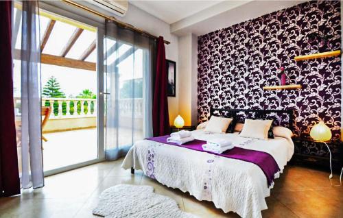 Łóżko lub łóżka w pokoju w obiekcie 5 Bedroom Beautiful Home In Llucmajor