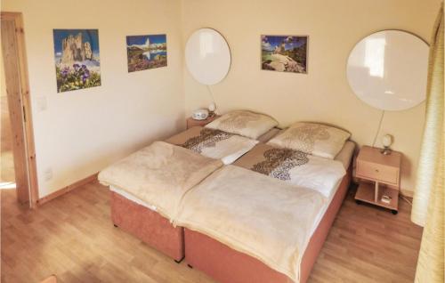 Duas camas individuais num quarto com um espelho. em 1 Bedroom Amazing Apartment In Settin em Settin