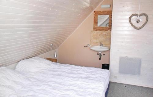 - une chambre avec un lit et un lavabo dans l'établissement Ferienhaus 101 In Kirchheim, à Kemmerode