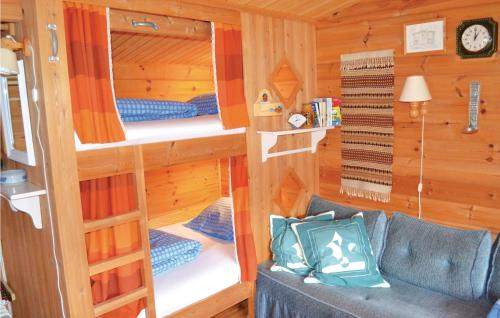 ノールハイムスンにあるBeautiful Home In Norheimsund With Wifiのソファ、二段ベッド2台が備わる客室です。