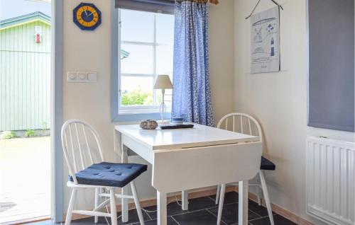 uma secretária e 2 cadeiras num quarto com uma janela em Sandvik 2 em Löttorp
