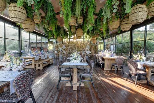 un comedor con mesas, sillas y ventanas en Terre di Baccio, en Greve in Chianti