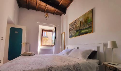 ein Schlafzimmer mit einem großen Bett in einem Zimmer in der Unterkunft Appartamento La Chicca in Sermoneta