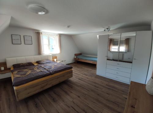 sypialnia z dużym łóżkiem i dużym lustrem w obiekcie Ferienwohnung Barner - KEINE MONTEURE w mieście Owen