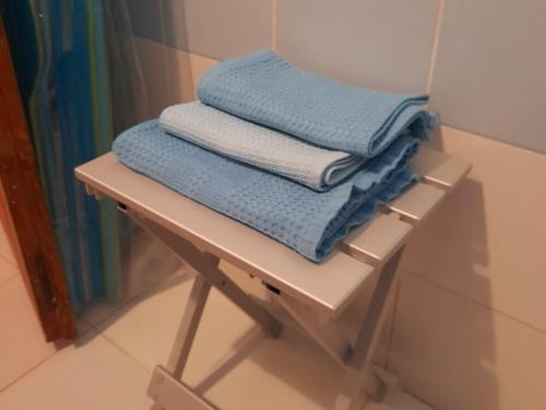 sterta ręczników na stole w obiekcie Casa Piccolo Borgo w mieście Campello sul Clitunno