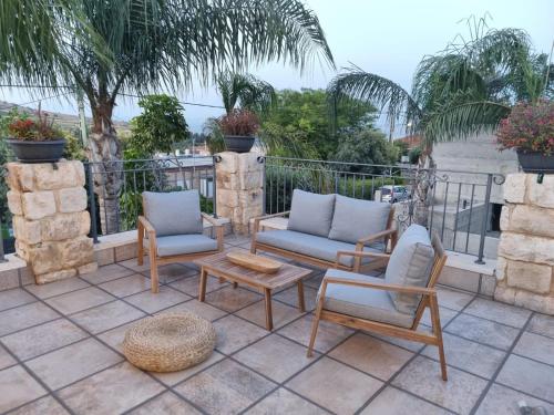 Un lugar para sentarse en Hadar Rest & Relax