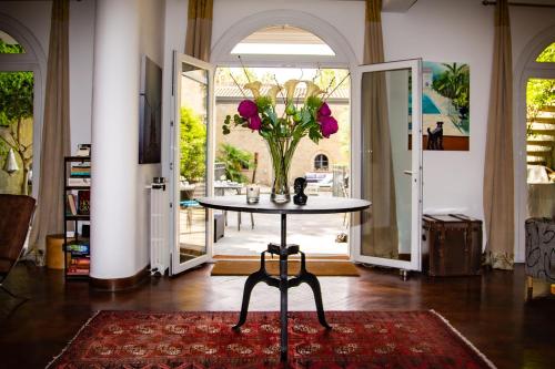 a living room filled with furniture and flowers at 45BB in Carcassonne