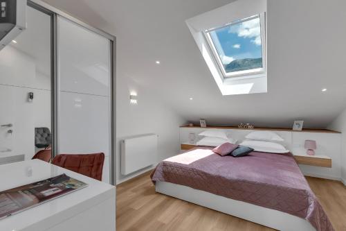 Postel nebo postele na pokoji v ubytování Luxury Penthouse - Big Blue