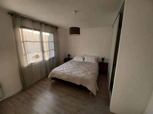 een kleine slaapkamer met een bed en een raam bij Barbara in Oletta