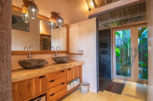 Η κουζίνα ή μικρή κουζίνα στο Anahata - Tropical Private Villas