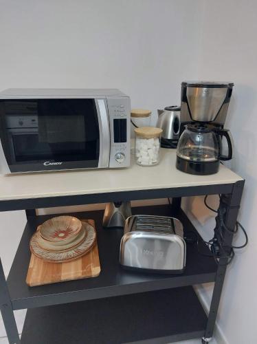 un four micro-ondes installé au-dessus d'un comptoir dans l'établissement Le Refuge, à Montmeyan