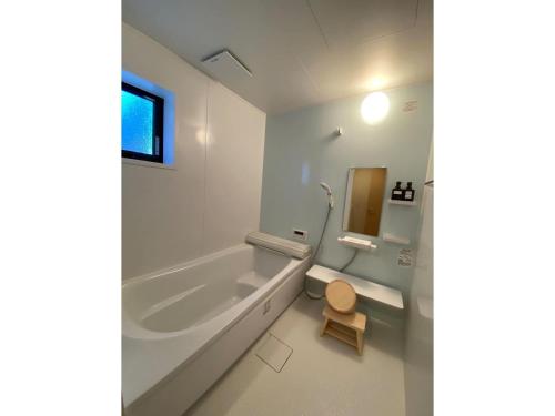 y baño con bañera, aseo y lavamanos. en Ninja Hotel Kamakura - Vacation STAY 58171v, en Kamakura