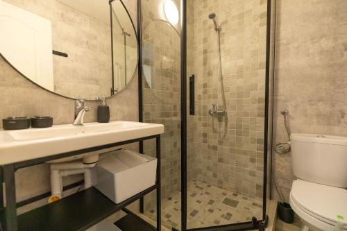 La salle de bains est pourvue d'une douche, d'un lavabo et de toilettes. dans l'établissement Pensiunea Craiul Muntilor-Ranca, à Rânca