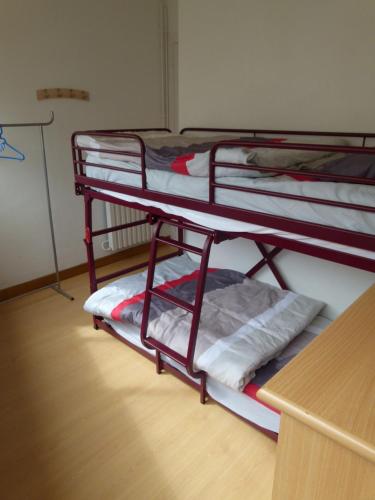 Ce dortoir comprend 2 lits superposés et une table. dans l'établissement Appartement 3 pièces au coeur d'Hendaye plage, à Hendaye